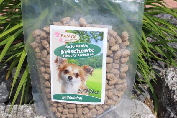 200 Gramm Beutel  softminis_frischente_obst_gemuese mit einer Pflanze im Hintergrund